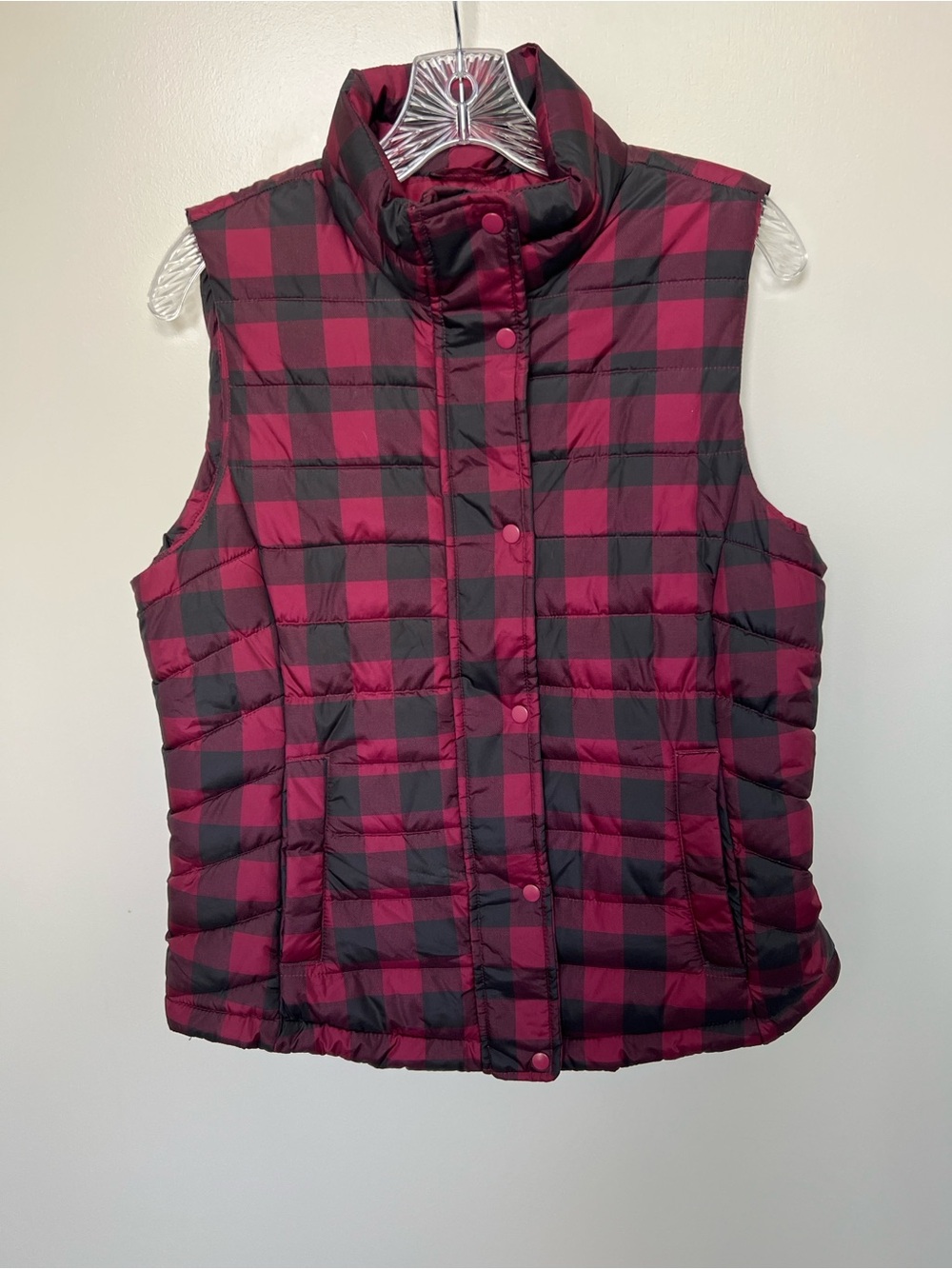 GAP Checkered women’s Puffer Vest in red and Black size medium NWT